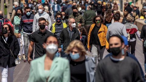 Cientos de personas caminan por el paseo marítimo de la Malvarrosa de València. Cientos de personas caminan por el paseo marítimo de la Malvarrosa de València.