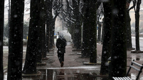 Una calle nevada en la ciudad italiana de Como.
