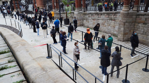 Numerosos ciudadanos esperaban este martes para entrar en el dispositivo de cribado masivo que se ha instalado en el Recinto Modernista de Sant Pau de Barcelona.