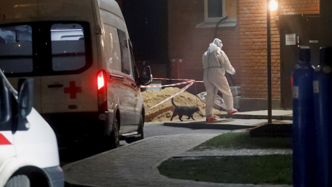 Un sanitario con un equipo de protección en las inmediaciones de un hospital en San Petersburgo.