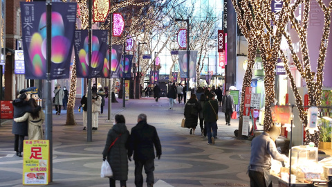 Una calle en Myeongdong, un popular y turístico distrito de Seúl.