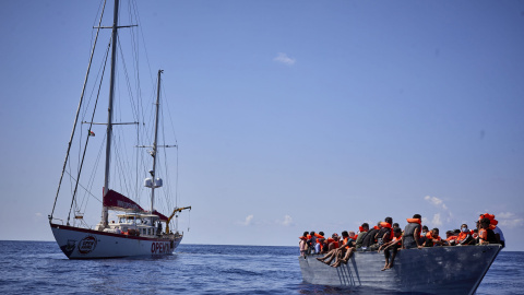 El barco 'Astral', de la ONG Open Arms, junto a una patera donde viajan un total de 70 migrantes, a 8 de septiembre de 2021, en el Mar Mediterráneo. El barco 'Astral', de la ONG Open Arms, junto a una patera donde viajan un total de 70 migrantes, a 8 de septiembre de 2021, en el Mar Mediterráneo.
