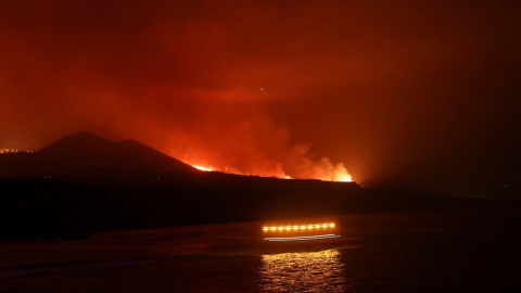 Un barco guardacostas pasa cerca de donde la lava de la erupción de la isla de La Palma está tocando ya el mar, cenrca del Puerto de Tazacorte. REUTERS/Nacho Doce