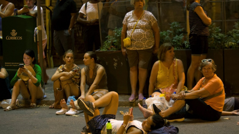 Personas a la espera de poder llegar a sus domicilios y alojamientos tras el atentado en Barcelona. REUTERS