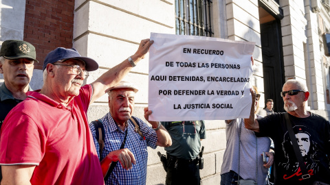 Manifestantes sujetan una pancarta en memoria de las víctimas del franquismo. Manifestantes sujetan una pancarta en memoria de las víctimas del franquismo.
