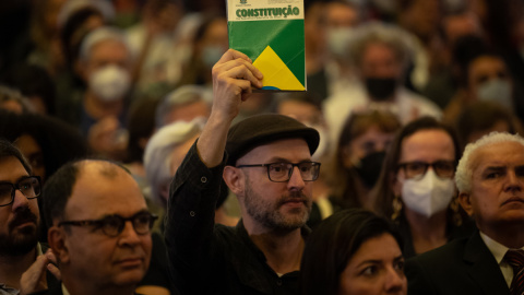 Un hombre levanta un libro de la constitución durante una reunión del Colectivo USP (Universidad de São Paulo) en defensa de la Democracia, a 9 de enero de 2023. Un hombre levanta un libro de la constitución durante una reunión del Colectivo USP (Universidad de São Paulo) en defensa de la Democracia, a 9 de enero de 2023.