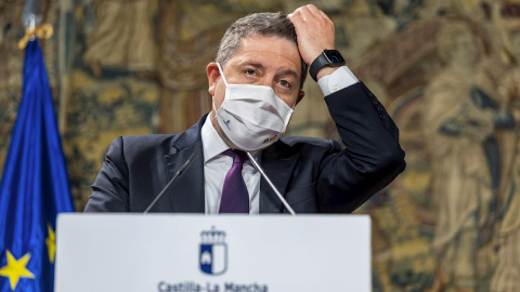 El presidente de Castilla-La Mancha, Emiliano García-Page durante la rueda de prensa para informar de los acuerdos alcanzados en el Consejo de Gobierno extraordinario este sábado 8 de abril. El presidente de Castilla-La Mancha, Emiliano García-Page durante la rueda de prensa para informar de los acuerdos alcanzados en el Consejo de Gobierno extraordinario este sábado 8 de abril.