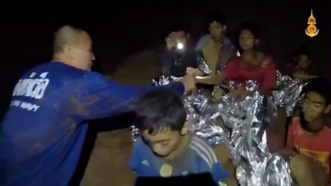 Algunos de los menores atrapados en una cueva de Tailandia reciben tratamiento médico./REUTERS Algunos de los menores atrapados en una cueva de Tailandia reciben tratamiento médico./REUTERS