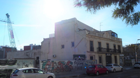 Aquesta és la casa d'Eduard, l'única que queda en peu a tota una illa en la qual, actualment, es construeixen edificis d'oficines. Aquesta és la casa d'Eduard, l'única que queda en peu a tota una illa en la qual, actualment, es construeixen edificis d'oficines.