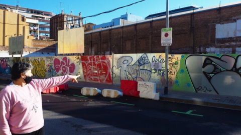 Delfina mostra el solar en què s'ha convertit l'edifici d'habitatges que estava situat just davant de casa. Delfina mostra el solar en què s'ha convertit l'edifici d'habitatges que estava situat just davant de casa.