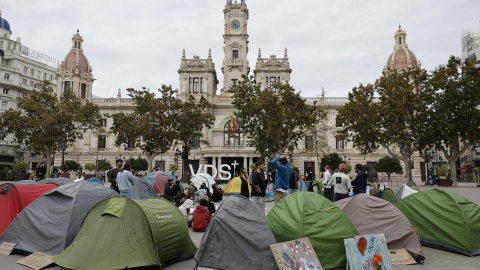 Campistas por el derecho a la vivienda en la Plaza del Ayuntamiento de Valéncia, a 20 de octubre de 2024. Campistas por el derecho a la vivienda en la Plaza del Ayuntamiento de Valéncia, a 20 de octubre de 2024.