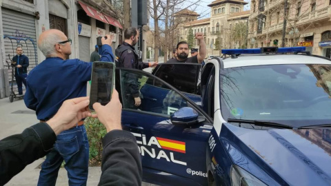 Óscar Reina durante su detención hace dos semanas en una manifestación en Granada de apoyo a tres miembros del SAT. — Imagen cedida por el SAT Óscar Reina durante su detención hace dos semanas en una manifestación en Granada de apoyo a tres miembros del SAT. — Imagen cedida por el SAT