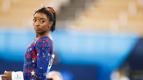 Foto de archivo. Simone Biles en los Juegos Olímpicos de Tokio 2020. Foto de archivo. Simone Biles en los Juegos Olímpicos de Tokio 2020.