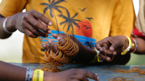 Niños jugando con gomas en Ladong, Indonesia a 11 de enero de 2023 Niños jugando con gomas en Ladong, Indonesia a 11 de enero de 2023