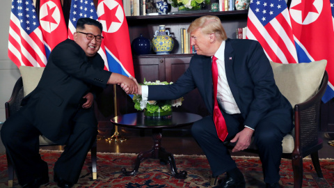 Kim Jong Un y Donald Trump estrechan sus manos antes de su conversación privada enmarcada en la cumbre celebrada en el Hotel Capella de la isla de Sentosa (Singapur). /REUTERS Kim Jong Un y Donald Trump estrechan sus manos antes de su conversación privada enmarcada en la cumbre celebrada en el Hotel Capella de la isla de Sentosa (Singapur). /REUTERS