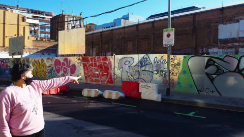 Delfina muestra el solar en que se ha convertido el edificio de viviendas que estaba situado justo frente a su casa. Delfina muestra el solar en que se ha convertido el edificio de viviendas que estaba situado justo frente a su casa.