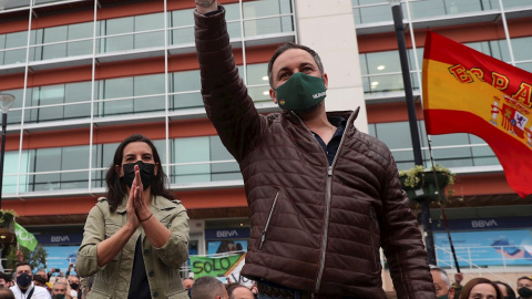 La candidata de Vox a la presidencia de la Comunidad de Madrid, Rocío Monasterio, y el presidente del partido, Santiago Abascal, durante el acto electoral que celebraron este lunes en la Plaza de la Constitución de Fuenlabrada. La candidata de Vox a la presidencia de la Comunidad de Madrid, Rocío Monasterio, y el presidente del partido, Santiago Abascal, durante el acto electoral que celebraron este lunes en la Plaza de la Constitución de Fuenlabrada.