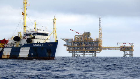 Una embarcación navega cerca de una plataforma que forma parte del Proyecto Castor. Una embarcación navega cerca de una plataforma que forma parte del Proyecto Castor.