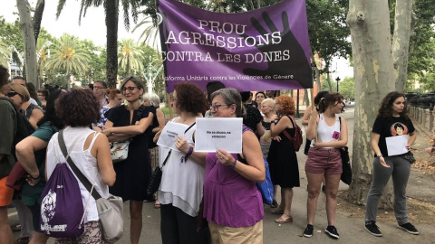 08.07.2019 - A las puertas de la Audiencia se han concentrado una cincuentena de personas convocadas por la Plataforma unitaria contra la violencia de género, con la pancarta 'Basta agresiones contra las mujeres' y otros carteles con el mensaje 'No es ab 08.07.2019 - A las puertas de la Audiencia se han concentrado una cincuentena de personas convocadas por la Plataforma unitaria contra la violencia de género, con la pancarta 'Basta agresiones contra las mujeres' y otros carteles con el mensaje 'No es ab