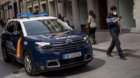 Un coche de la Policía Nacional patrulla por las inmediaciones de la Puerta del Sol, en Madrid, a 26 de marzo de 2021. Un coche de la Policía Nacional patrulla por las inmediaciones de la Puerta del Sol, en Madrid, a 26 de marzo de 2021.