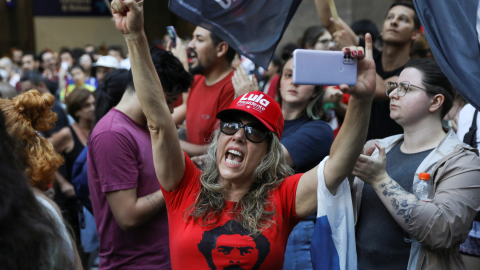 Manifestantes a favor de la democracia salen a las calles después de que miles de simpatizantes del expresidente de ultraderecha Jair Bolsonaro asaltaron el Congreso de Brasil Manifestantes a favor de la democracia salen a las calles después de que miles de simpatizantes del expresidente de ultraderecha Jair Bolsonaro asaltaron el Congreso de Brasil