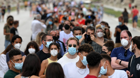 Personas esperando la cola para vacunarse en Barcelona, el 7 de julio de 2021. Personas esperando la cola para vacunarse en Barcelona, el 7 de julio de 2021.