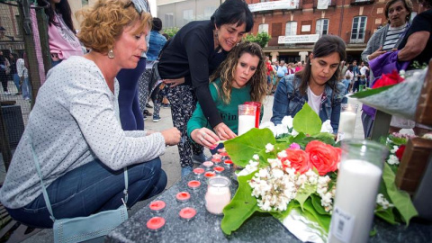 08.07.19 / Concentración en repulsa en la localidad burgalesa de Salas de los Infantes por el asesinato machista en el que una mujer de 28 años ha fallecido tras ser apuñalada con un arma blanca, por su "pareja estable", de 39. EFE/ Santi Otero 08.07.19 / Concentración en repulsa en la localidad burgalesa de Salas de los Infantes por el asesinato machista en el que una mujer de 28 años ha fallecido tras ser apuñalada con un arma blanca, por su "pareja estable", de 39. EFE/ Santi Otero