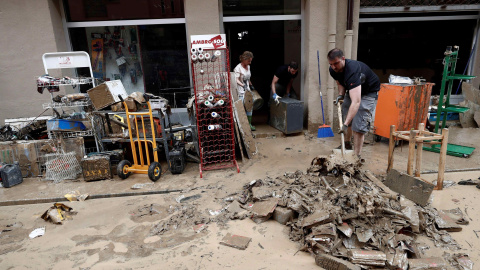09/07/2019.- Los vecinos comienzan las labores de recuperación tras los destrozos ocasionados en la población de Tafalla, después de que las lluvias torrenciales caídas desde primeras horas de la tarde de ayer generasen diversos daños materiales, en 