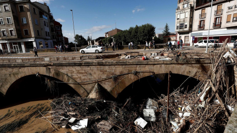 Vista de los daños causados en la localidad navarra de Tafalla, tras las fuertes lluvias caídas desde primeras horas de la tarde de ayer, que han causado importantes daños materiales en poblaciones como Olite, Pueyo, Pitillas o Beire. EFE/ Jesús Diges