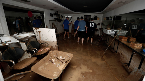 Vista general del interior de un negocio en la localidad navarra de Tafalla, tras las fuertes lluvias caídas desde primeras horas de la tarde de ayer, que han causado importantes daños materiales en poblaciones como Olite, Pueyo, Pitillas o Beire. EFE/ 