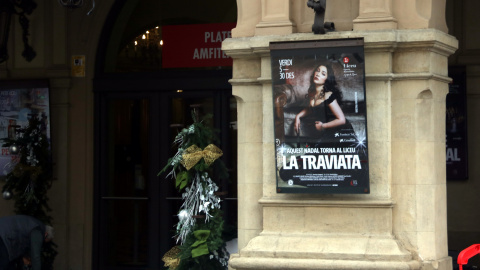 Exterior del Liceu amb un cartell de 'La traviata'. Exterior del Liceu amb un cartell de 'La traviata'.