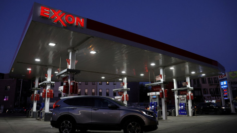 Estación de servicio de la petrolera Exxon, acusada de ocultar datos sobre la crisis climática desde los años 70. Estación de servicio de la petrolera Exxon, acusada de ocultar datos sobre la crisis climática desde los años 70.