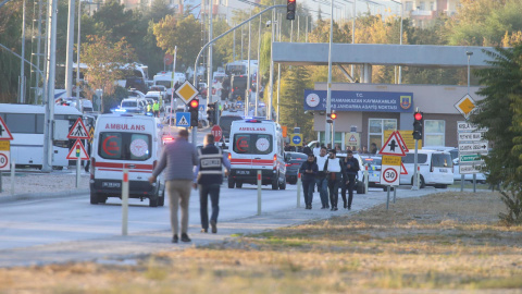 Ambulancias y vehículos de Policía en el lugar donde se ha producido el atentado a las afueras de Ankara, en Turquía. Ambulancias y vehículos de Policía en el lugar donde se ha producido el atentado a las afueras de Ankara, en Turquía.