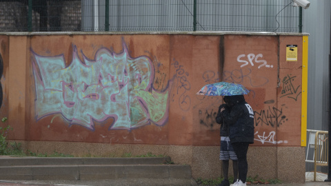 Dos personas migrantes en las inmediaciones de uno de los centros de Emergencia, Acogida y Derivación de Alcalá de Henares (Madrid), a 19 de enero de 2024. Dos personas migrantes en las inmediaciones de uno de los centros de Emergencia, Acogida y Derivación de Alcalá de Henares (Madrid), a 19 de enero de 2024.