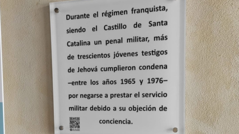 Imagen del cartel en recuerdo a los presos testigos de Jehová en el castillo de Santa Catalina. Imagen del cartel en recuerdo a los presos testigos de Jehová en el castillo de Santa Catalina.