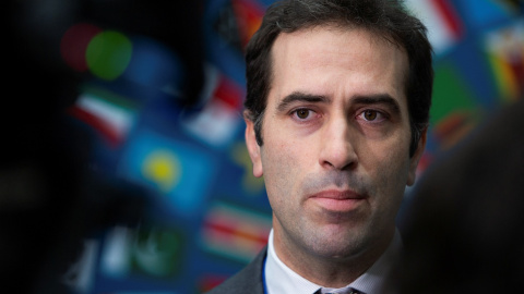 El ministro de Economía, Carlos Cuerpo, hace declaraciones a los medios a su llegada a Washington para participar en la asamblea del FMI. REUTERS/Kaylee Greenlee Beal El ministro de Economía, Carlos Cuerpo, hace declaraciones a los medios a su llegada a Washington para participar en la asamblea del FMI. REUTERS/Kaylee Greenlee Beal