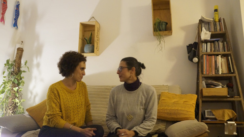 La Isi i l'Elena, dues veïnes del bloc de Tapioles, 15. La Isi i l'Elena, dues veïnes del bloc de Tapioles, 15.