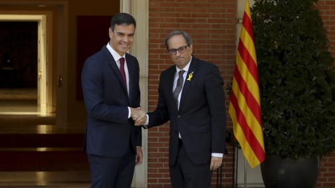 El presidente del Gobierno, Pedro Sánchez (i), y el presidente de la Generalitat, Quim Torra, posan para los medios antes de la reunión que ambos han mantenido hoy en el Palacio de La Moncloa, en Madrid. EFE/Ballesteros El presidente del Gobierno, Pedro Sánchez (i), y el presidente de la Generalitat, Quim Torra, posan para los medios antes de la reunión que ambos han mantenido hoy en el Palacio de La Moncloa, en Madrid. EFE/Ballesteros