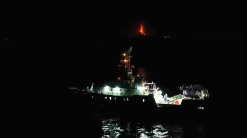 Los derrumbamientos en la costa presagian cómo sería la llegada de la lava al mar Los derrumbamientos en la costa presagian cómo sería la llegada de la lava al mar