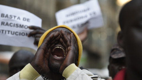 Una persona protesta en Barcelona contra la muerte del vendedor ambulante Mame Mbaye, en marzo de 2018. Una persona protesta en Barcelona contra la muerte del vendedor ambulante Mame Mbaye, en marzo de 2018.