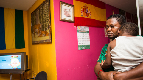 Cédrik Komol, marido de la detenida, carga a su hijo de tres años en el local de la asociación cultural camerunés y su lugar donde reside.- EVA MÁÑEZ Cédrik Komol, marido de la detenida, carga a su hijo de tres años en el local de la asociación cultural camerunés y su lugar donde reside.- EVA MÁÑEZ