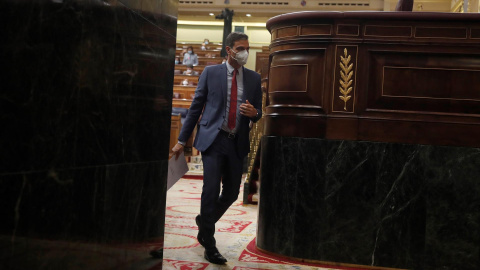 El presidente del Gobierno, Pedro Sánchez (c), abandona la Cámara tras intervenir en la sesión de control al Gobierno este miércoles en el Congreso de los Diputados.