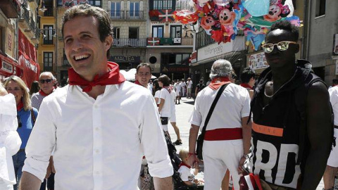 Pablo Casado, de paseo por Pamplona en plenos Sanfermines para promocionar su candidatura. (JESÚS DIGES | EFE) Pablo Casado, de paseo por Pamplona en plenos Sanfermines para promocionar su candidatura. (JESÚS DIGES | EFE)
