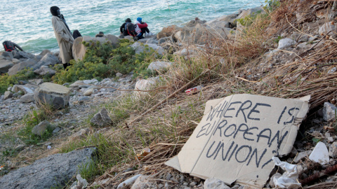 Inmigrantes y activistas sobre las rocas del malecón en el paso fronterizo San Ludovic, en la costa mediterránea entre Ventimiglia (Italia) y Menton (Francia). REUTERS / Eric Gaillard Inmigrantes y activistas sobre las rocas del malecón en el paso fronterizo San Ludovic, en la costa mediterránea entre Ventimiglia (Italia) y Menton (Francia). REUTERS / Eric Gaillard