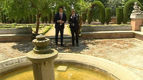 Sánchez y Torra pasean por los jardines de la Moncloa Sánchez y Torra pasean por los jardines de la Moncloa