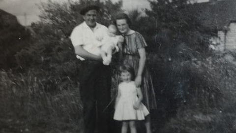 Crispín con su segunda esposa e hijas.