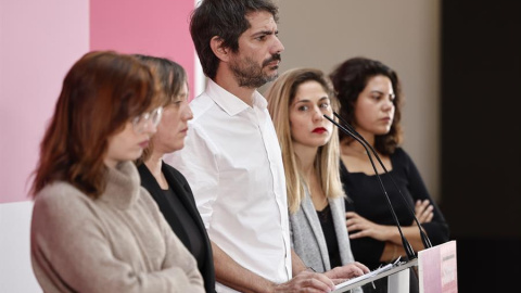 Sumar insiste en que no supo antes de esta semana de las acusaciones contra Errejón y dice que "los mecanismos fallaron" Sumar insiste en que no supo antes de esta semana de las acusaciones contra Errejón y dice que "los mecanismos fallaron"