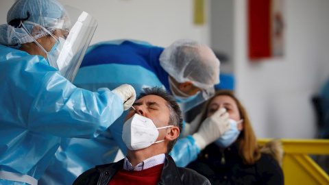 Personal sanitario realiza test de cribado masivo, en una imagen de archivo. Personal sanitario realiza test de cribado masivo, en una imagen de archivo.