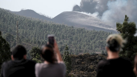 El volcán de La Palma se encuentra en una fase en la que además de mucha lava, también está expulsando grandes columnas de ceniza. El volcán de La Palma se encuentra en una fase en la que además de mucha lava, también está expulsando grandes columnas de ceniza.