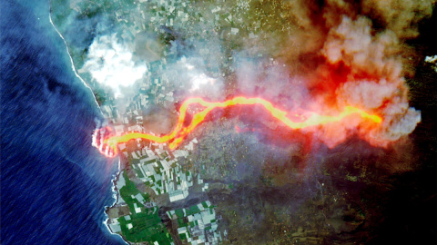 Imagen satelital del flujo de lava tras la erupción del volcán, a 30 de septiembre de 2021. Imagen satelital del flujo de lava tras la erupción del volcán, a 30 de septiembre de 2021.